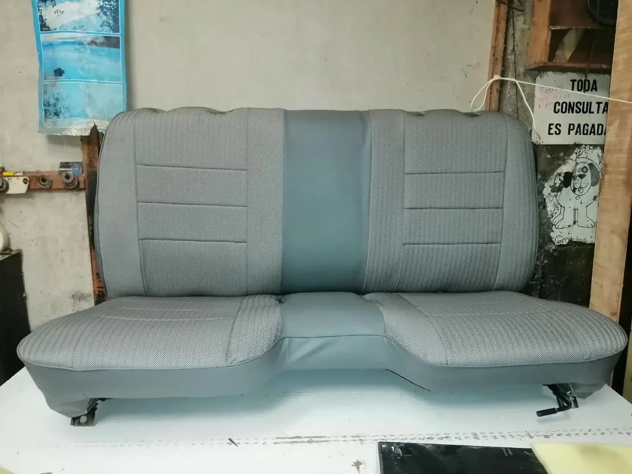 Banca de vehículo en tela automotriz gris con bordes de vinil