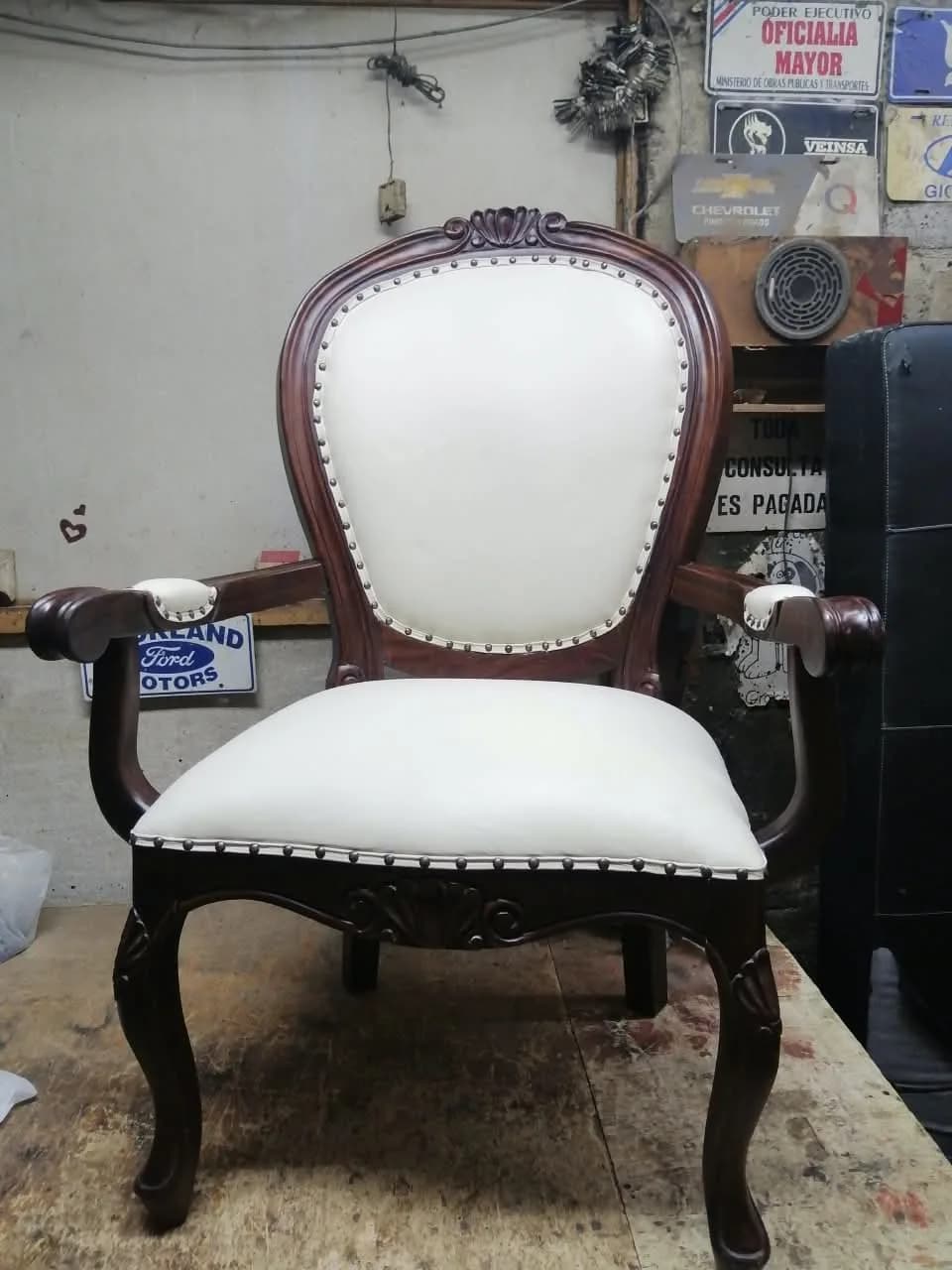 Sillón Luis XV con marco de caoba tallado tapizado en cuero blanco con tachuela decorativa en el contorno