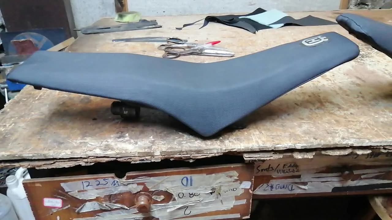 Asiento largo de motocicleta forrado en vinil antideslizante texturizado