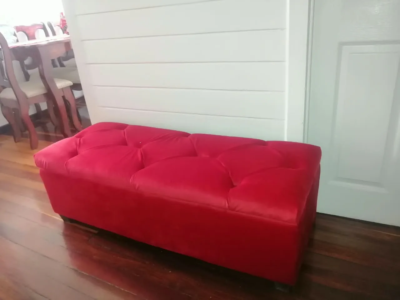 Banca de pie de cama tapizada en terciopelo rojo con capitoné profundo