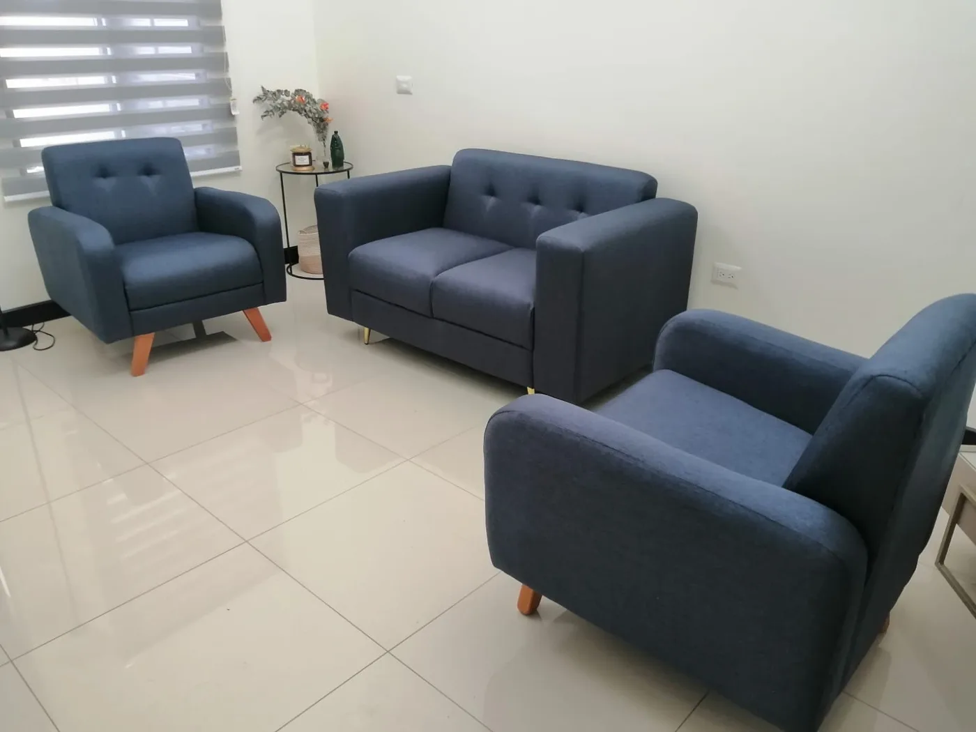 Juego de sala de tres piezas tapizado en chenille azul índigo con patas cónicas de madera